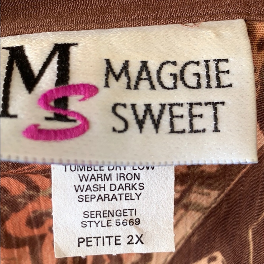 Maggie Sweet Brown Open Style Floral Print Top - Picture 9 of 10